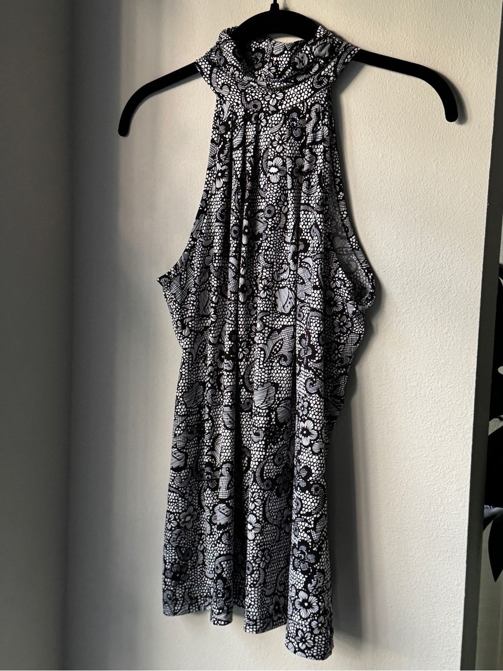 J.T.B. Sleeveless High-Neck Floral Print Top - Black & White - Picture 3 of 5
